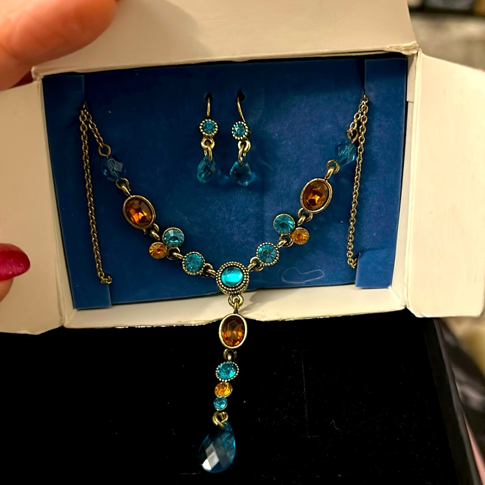 Vintage Avon Jewlery Set Beautiful necklace and earrings